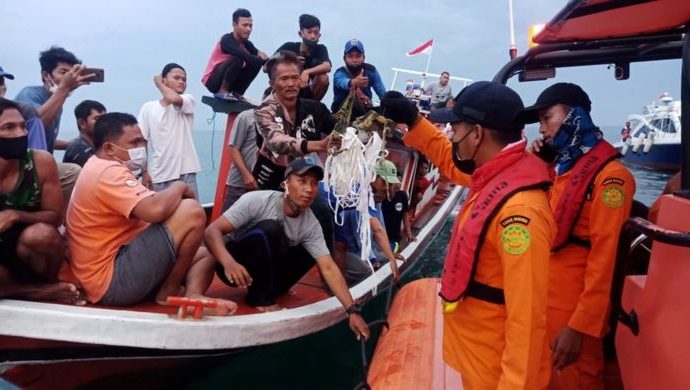 Indonesia Boeing 737 passenger plane crash site found, navy says