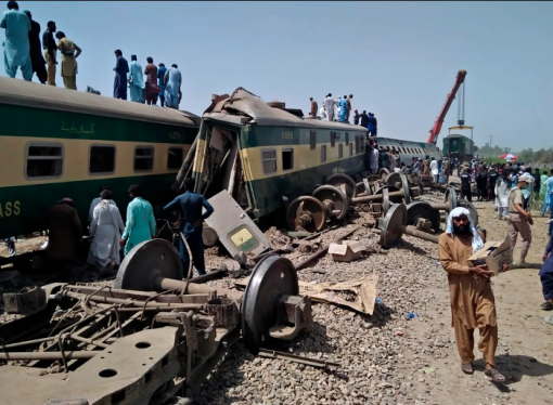 Many killed as two trains collide in southern Pakistan