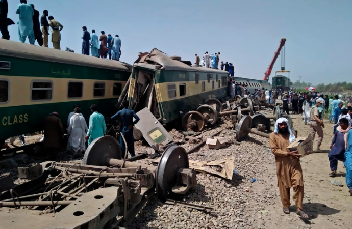 Many killed as two trains collide in southern Pakistan